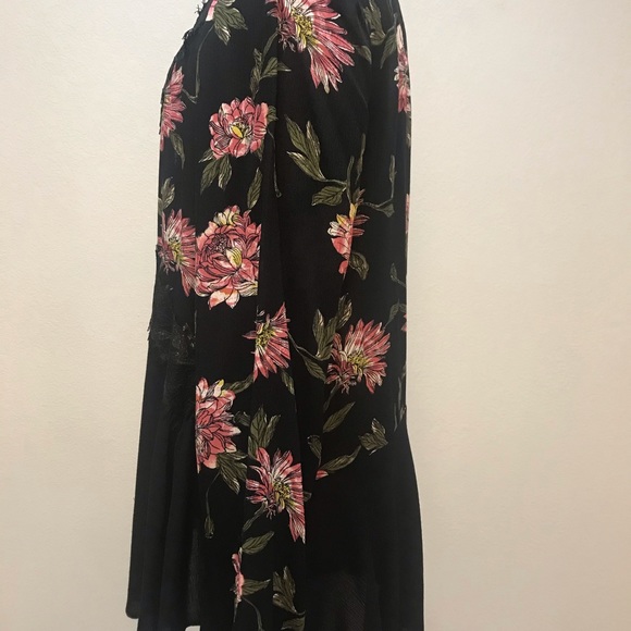 Daytrip Lightweight Romantic Blouse - Picture 5 of 8